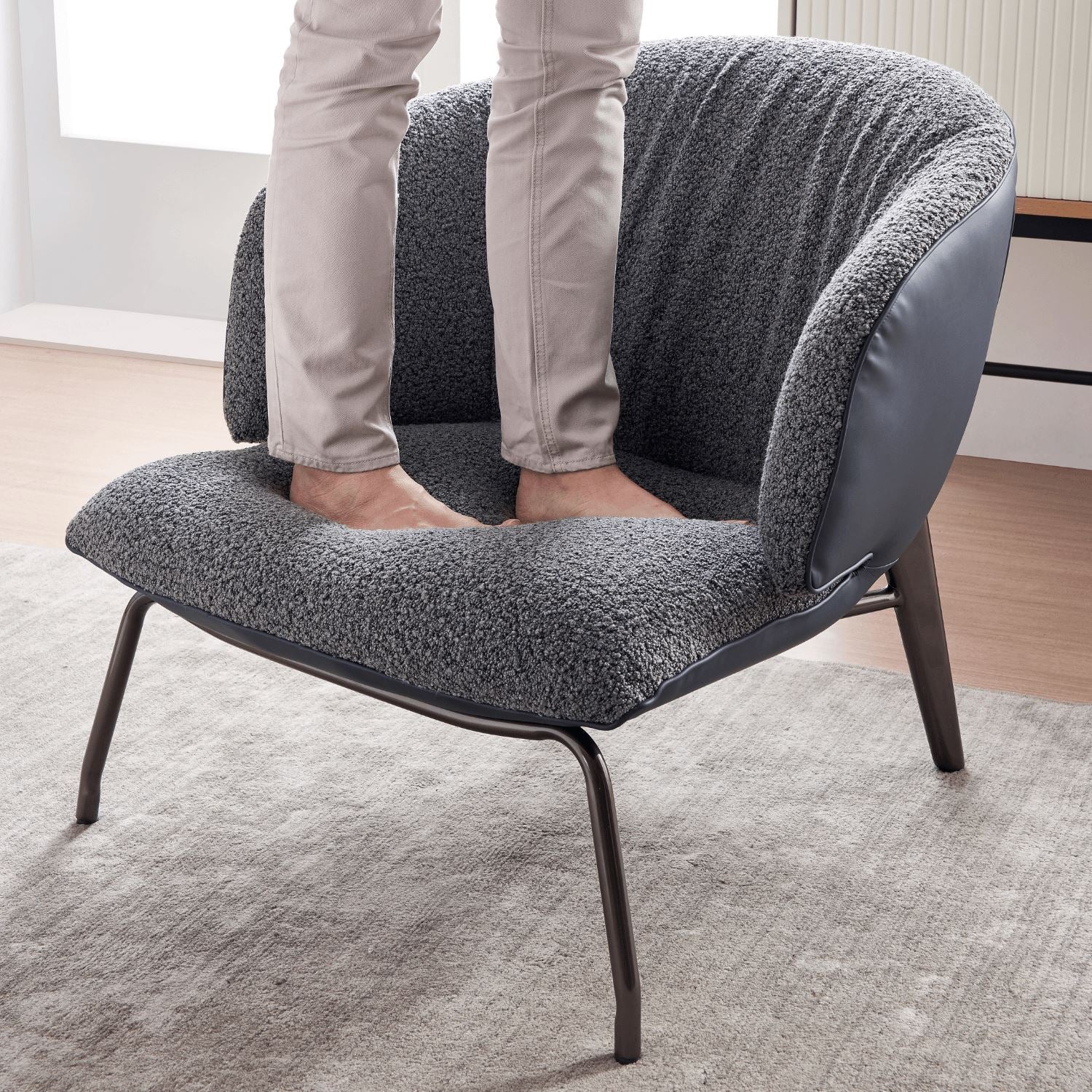Oscura Accent Chair - Valyou