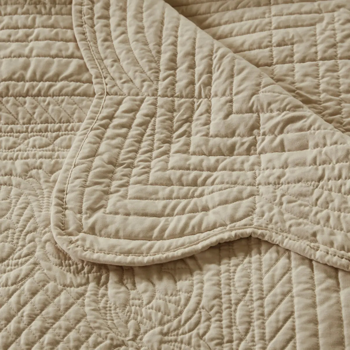 Oversized Quilted Throw with Scalloped Edges